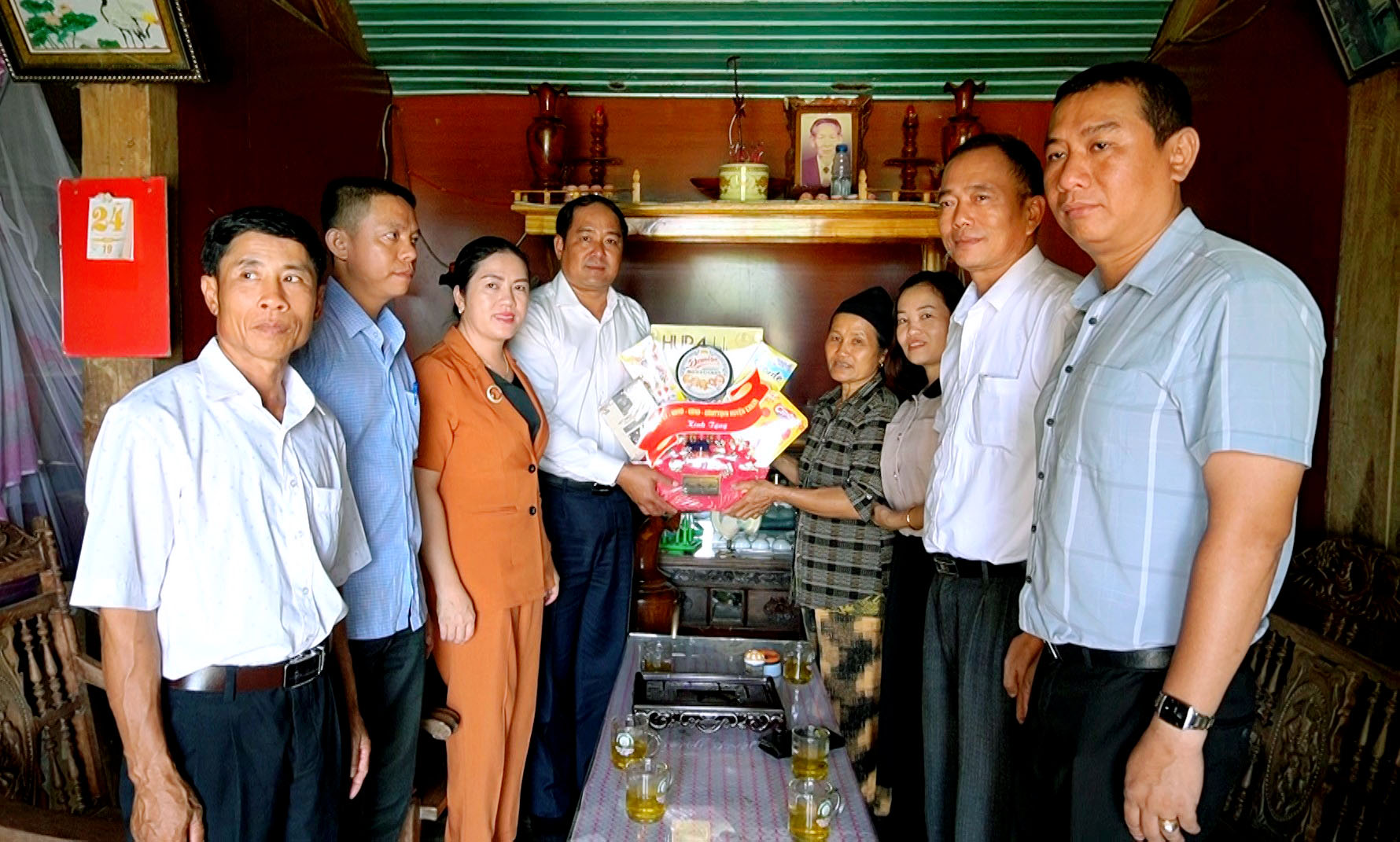 Huyện Ea Kar thăm, tặng quà gia đình chính sách nhân  kỷ niệm 77 năm ngày Thương binh - Liệt sĩ 27/7
